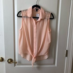 Forever 21 collared sleeveless button up blouse